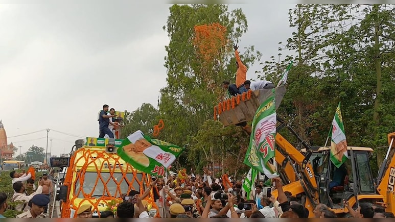 ब&zwj;िहार: न&zwj;िशांत का हाजीपुर में बुलडोजर से स्वागत, फूलों की बारिश के बीच गूंजे जिंदाबाद के नारे