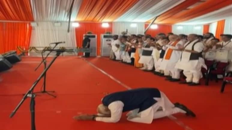 मंच पर पहुंचे PM मोदी ने बंगाल की जनता को अनोखे अंदाज में किया नमन