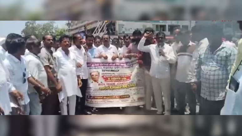 Emotional Scenes As Siddaramaiah Resigns; Supporters Protest Against Congress High Command In Yadgir