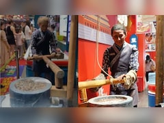 आटा चक्की पिसती बुजुर्ग महिला दिखती एकदम रियल, लगता ही नहीं कि ये रोबोट है