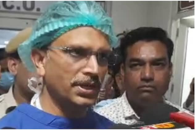 प्रसूताओं को हो रही परेशानी की जानकारी देते हुए मेडिकल कॉलेज के प्रिंसिपल डॉ. नीलेश जैन.
