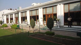 जिमखाना क्लब किसने बनवाया था? जानिए किसके नाम पर है दिल्ली के बीचोंबीच फैली 27 एकड़ जमीन