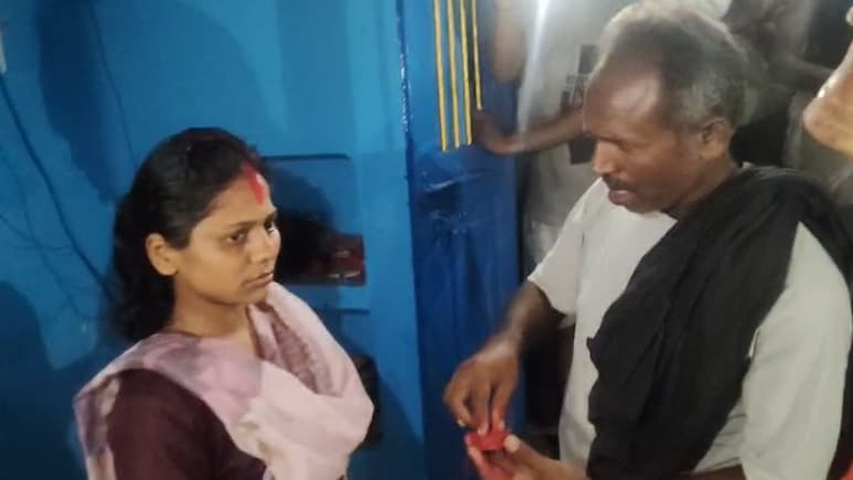 'मर्जी मेरी है...' 22 साल की युवती को 60 साल के बुजुर्ग से हुआ प्यार, मंदिर में वरमाला पहनाकर से रचाई शादी