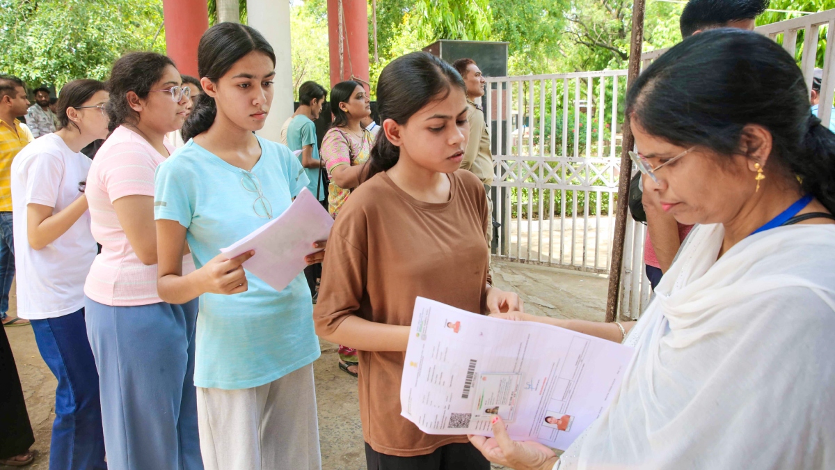 NEET को पेपर लीक से बचाना है, तो JEE की तरह करवाएं परीक्षा