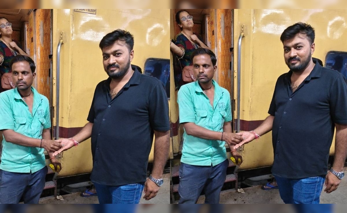 ट्रेन के टॉयलेट में गिरी सोने की अंगूठी, रेलवे कर्मचारियों ने गंदी नाली से निकालकर दी वापस