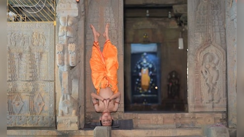 सांस रोक देने वाला वीडियो! 8 साल के बच्चे ने उल्टा लटककर गाया 'शिव तांडव', बना दिया वर्ल्ड रिकॉर्ड