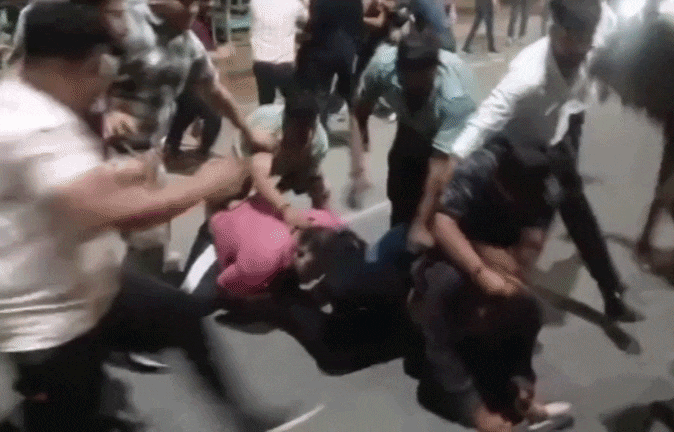 पुलिस की मौजूदगी में मारपीट का VIDEO, कैटरिंग के काम को लेकर भिड़े दो पक्ष, खुब बरसे लात-घूंसे 