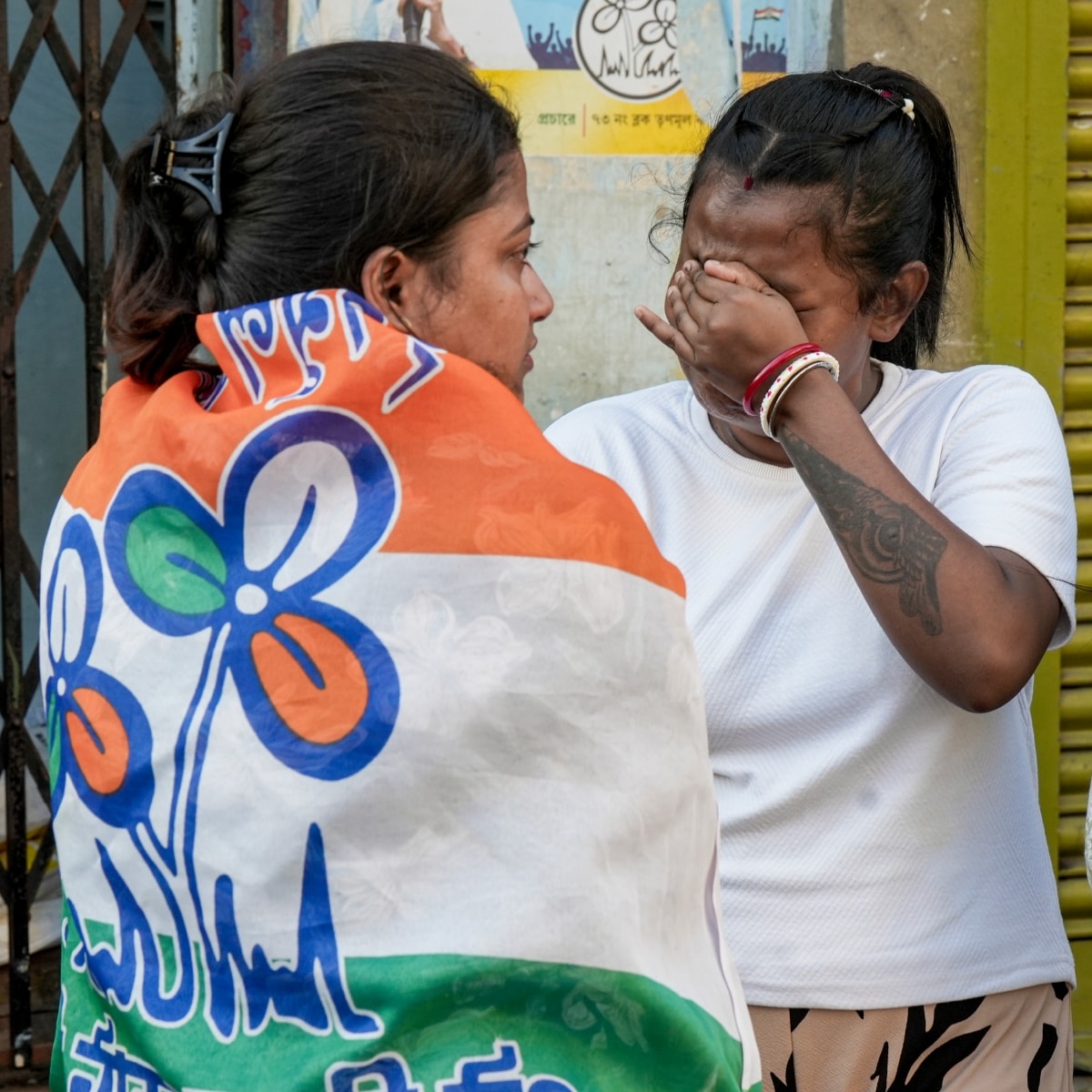 पश्चिम बंगाल विधानसभा चुनाव में पार्टी को मिली हार के बाद रोती-बिलखतीं तृणमूल कांग्रेस की समर्थक.