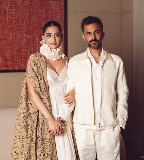सोनम कपूर ने घर के नौकरों के लिए लंदन के पॉश इलाके में खरीदे 5 फ्लैट! नाराज पड़ोसियों को दी जा रही धमकियां?