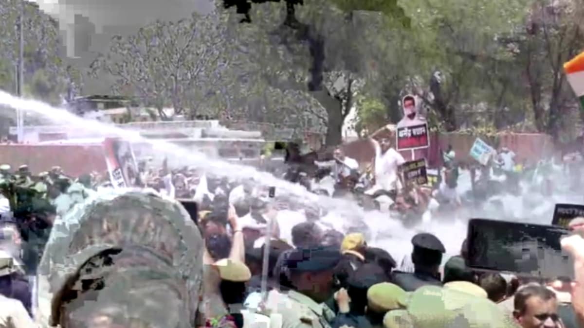 रोकने के लिए पानी की बौछारों का प्रयोग किया गया