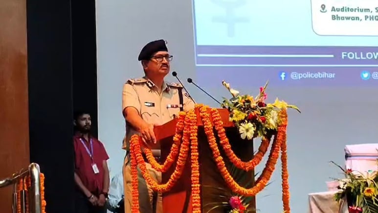 महिला पुलिस अफसरों पर क्यों भड़के बिहार के DGP? कहा- 'डूबकर मार जाना चाहिए'