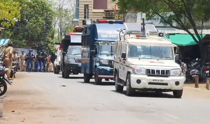 गश्त कर रही पुलिस.