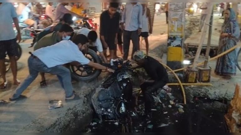 रॉयल एनफील्&zwj;ड सह&zwj;ित गंदे नाले में जा ग&zwj;िरा शख्&zwj;स, बुलेट बाहर न&zwj;िकालने में लोगों के छूटे पसीने&nbsp;