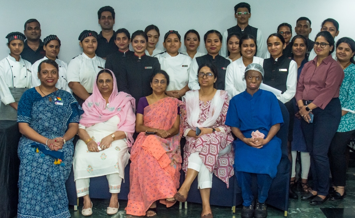 द ललित भारतीय आतिथ्य की उस परंपरा से जुड़ा है, जहां सेवा केवल व्यवसाय नहीं, बल्कि मानवीय संवेदनाओं से भी जुड़ा है. द ललित भारतीय आतिथ्य की उस परंपरा से जुड़ा है, जहां सेवा केवल व्यवसाय नहीं, बल्कि मानवीय संवेदनाओं से भी जुड़ा है.