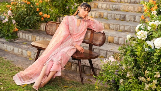 70% तक के शानदार डिस्काउंट में खरीदें SALE से वीमेन के खूबसूरत Kurta Sets, डील्स देख खुश हो जाएगा आपका मन