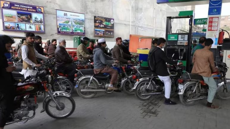 पाकिस्तान में पेट्रोल-डीजल 6 रुपये हुआ सस्ता, पड़ोसी देश में भारत से कितना महंगा बिक रहा है तेल