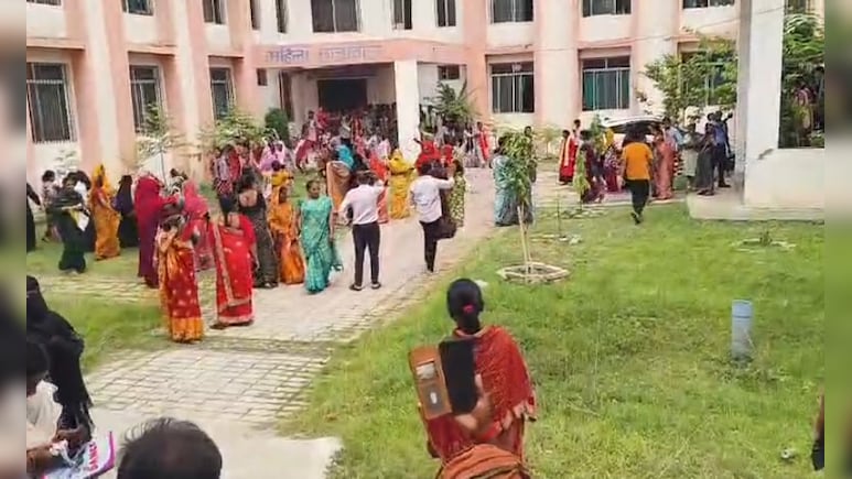 बिहार: स्कूल में खराब खाने को लेकर बवाल, ANM छात्राओं-जीविका दीदियों में चले ईंट-पत्थर;  प्राचार्य पर गंभीर आरोप