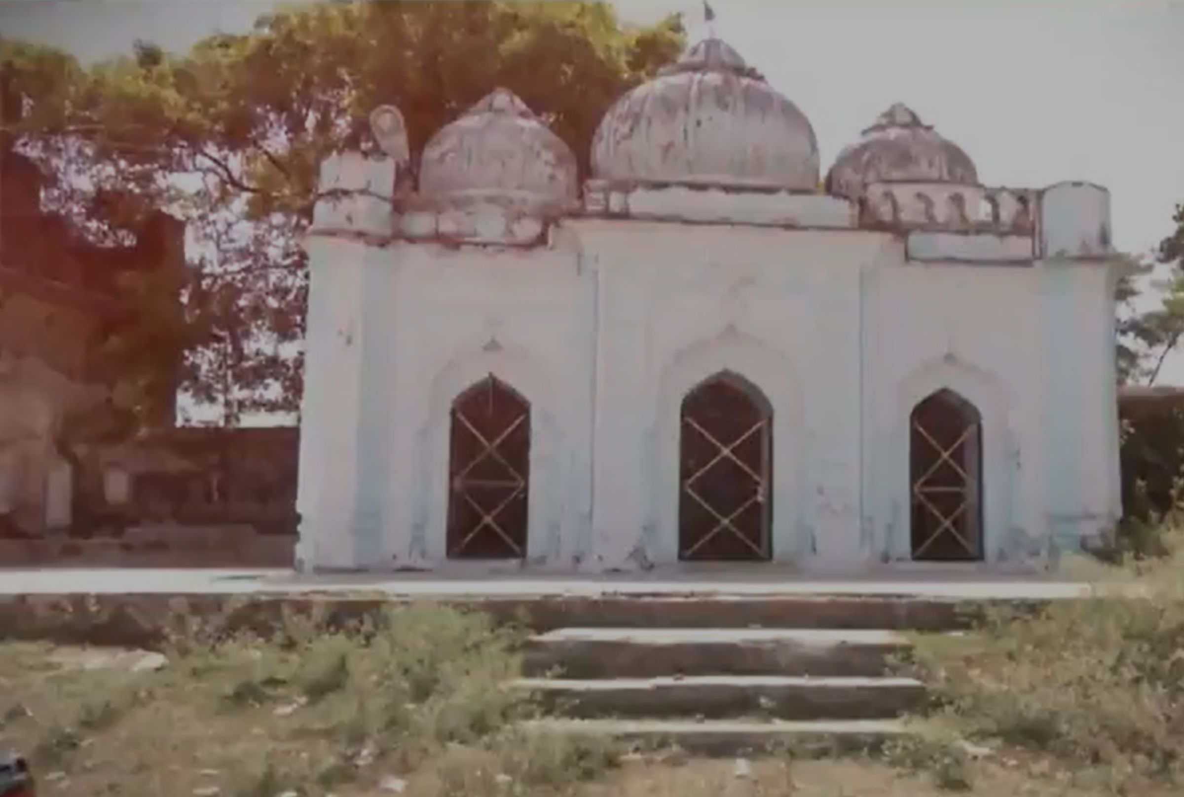 लखनऊ में राजा कंस किले को लेकर संग्राम, पुलिस के पहरे में हुई नमाज, लखन आर्मी पासी समाज सड़कों पर उतरेगा