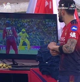 Virat Kohli Stops To Watch CSK Star's 50 Off 13 Carnage. Video Viral