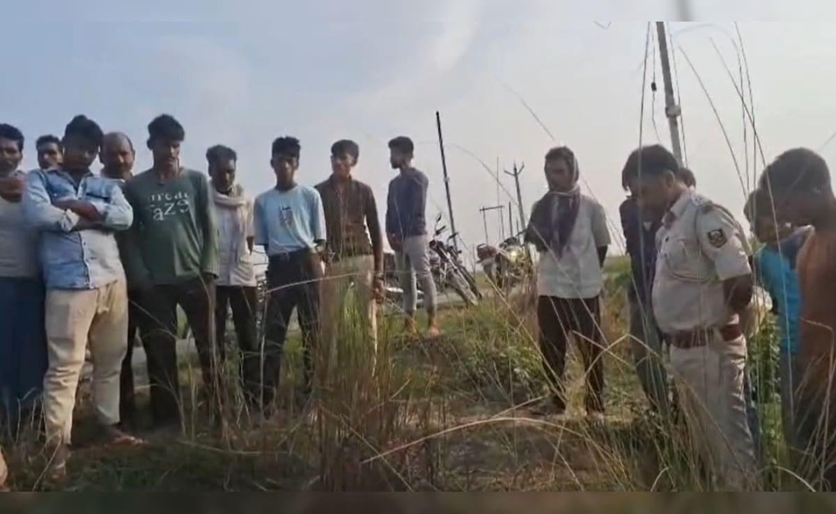 सड़क किनारे झाड़ियों में मिला नाबालिग का शव, मुंह से निकल रहा था झाग; इलाके में फैली दहशत