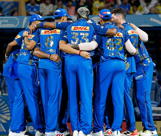IPL 2026 Points Table: मुंबई इंडियंस का बंध गया बोरिया बिस्तर? जानें कौन सी 4 टीमें प्लेऑफ की रेस में सबसे आगे