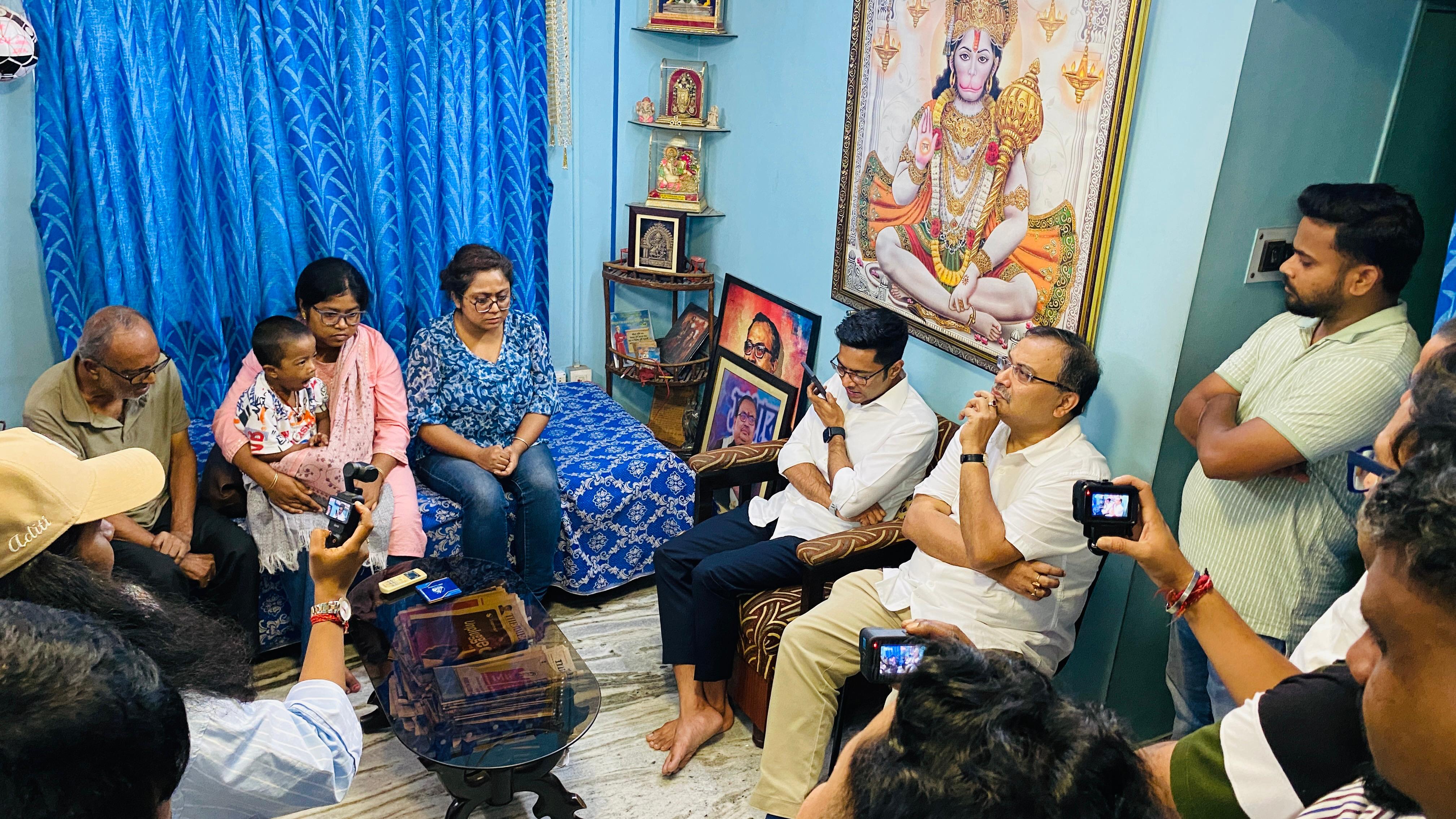 हमले से पहले एक पीड़ित परिवार से मिले अभिषेक.