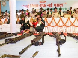 झारखंड में 8 इनामी समेत 27 नक्सलियों ने किया सरेंडर, पुलिस अफसर बोले- '2026 में 22 माओवादी ढेर, अब तो हथियार छोड़ दो'