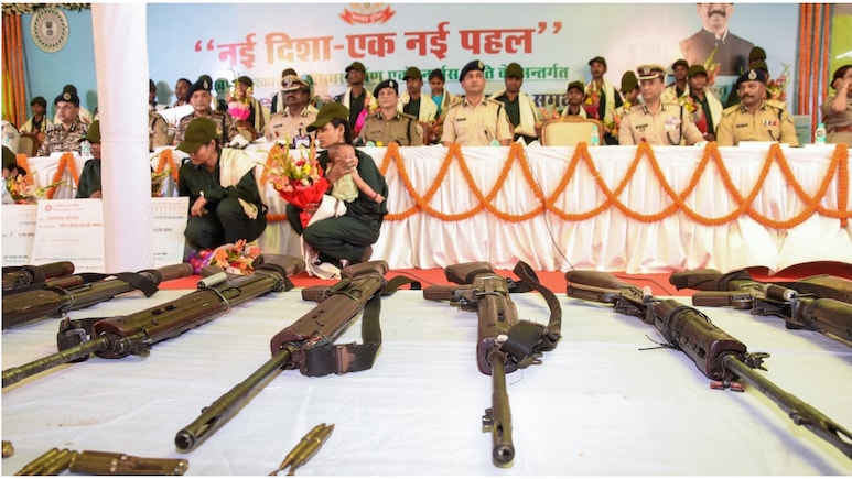 झारखंड में 8 इनामी समेत 27 नक्सलियों ने किया सरेंडर, पुलिस अफसर बोले- '2026 में 22 माओवादी ढेर, अब तो हथियार छोड़ दो'