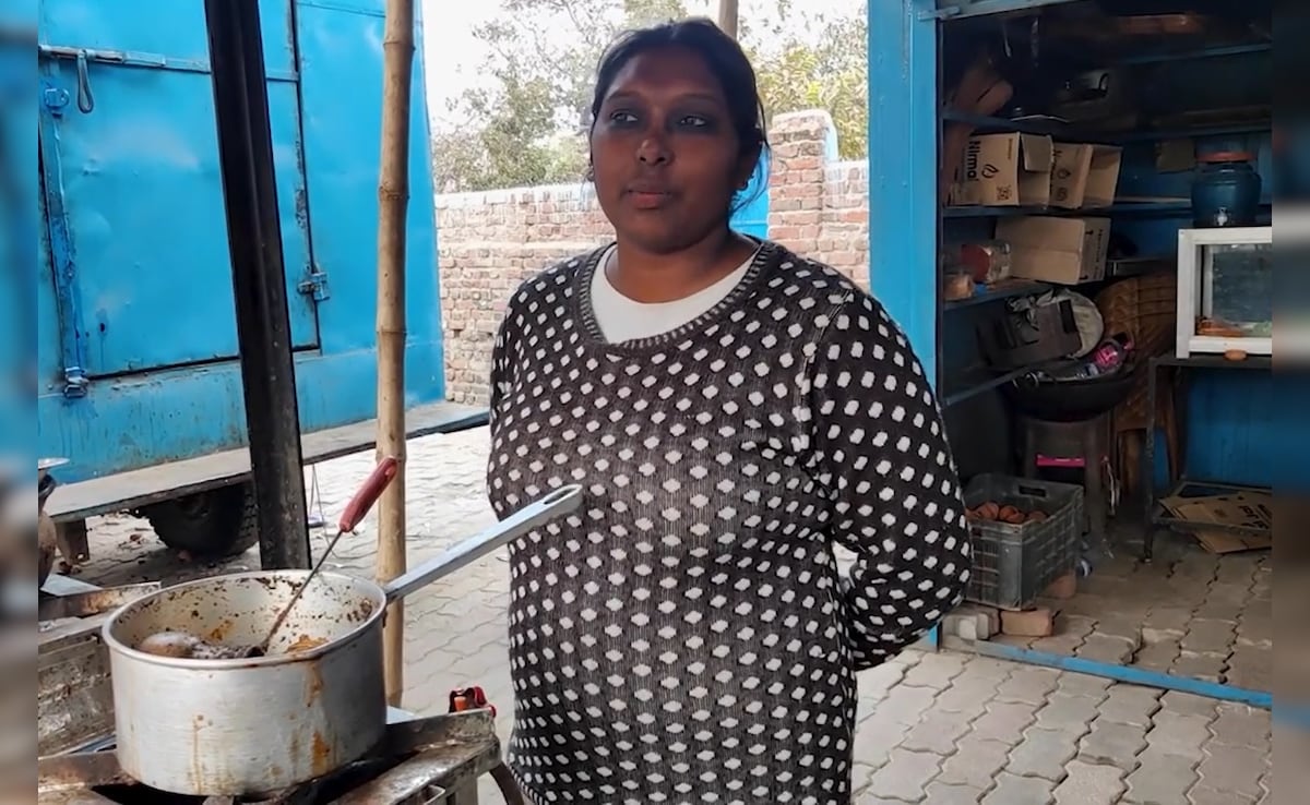 अपनी चाय की दुकान पर दीप्ति (वीडियो स्क्रीनग्रैब) अपनी चाय की दुकान पर दीप्ति (वीडियो स्क्रीनग्रैब)