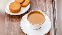 चाय में बिस्किट डुबोकर खाने की आदत आखिर शुरू कैसे हुई? जानिए इस दिलचस्प ट्रेंड का इतिहास