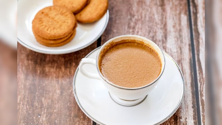 चाय में बिस्किट डुबोकर खाने की आदत आखिर शुरू कैसे हुई? जानिए इस दिलचस्प ट्रेंड का इतिहास