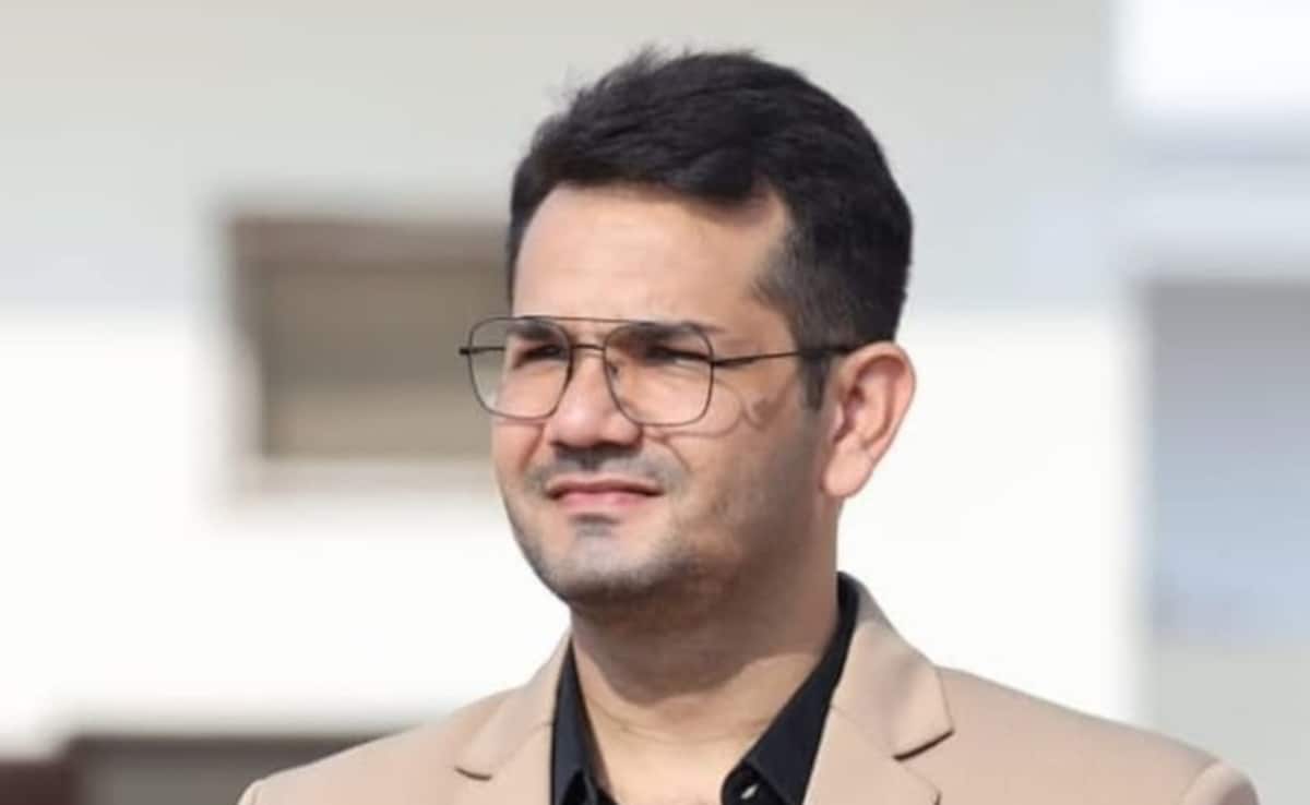 खुद डॉक्टर ना बन सका तो आज बना लाखों छात्रों की आवाज! NEET पेपर लीक उजागर करने वाले केमिस्ट्री टीचर की कहानी — WellsTrack