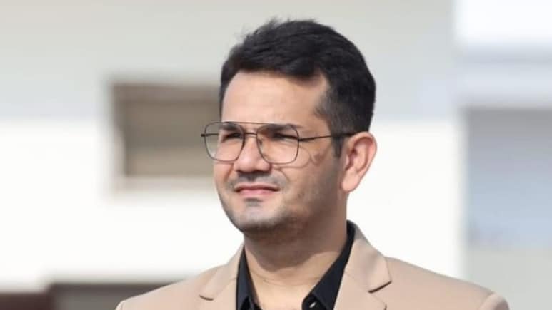 खुद डॉक्टर ना बन सका तो आज बना लाखों छात्रों की आवाज! NEET पेपर लीक उजागर करने वाले केमिस्ट्री टीचर की कहानी