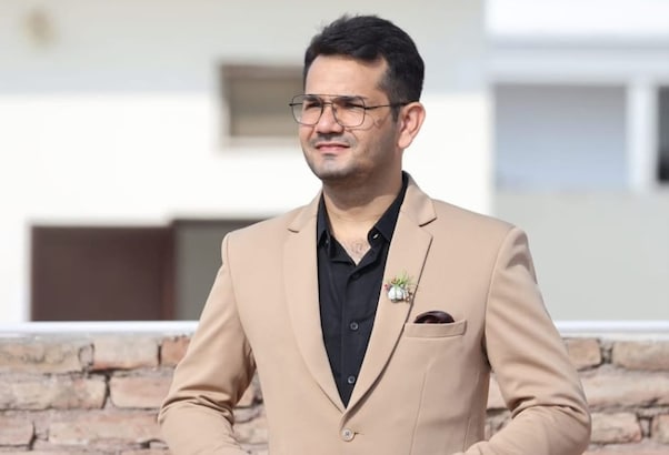 खुद डॉक्टर ना बन सका तो आज बना लाखों छात्रों की आवाज! NEET पेपर लीक उजागर करने वाले केमिस्ट्री टीचर की कहानी