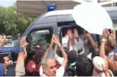 सरेंडर करने जोधपुर पहुंचे आसाराम, एयरपोर्ट के बाहर समर्थकों ने घेरा; दोनों हाथों से दिया आर्शीवाद