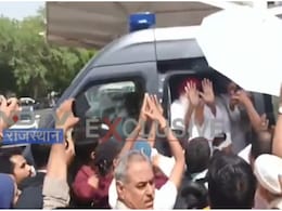 सरेंडर करने जोधपुर पहुंचे आसाराम, एयरपोर्ट के बाहर समर्थकों ने घेरा; दोनों हाथों से दिया आर्शीवाद