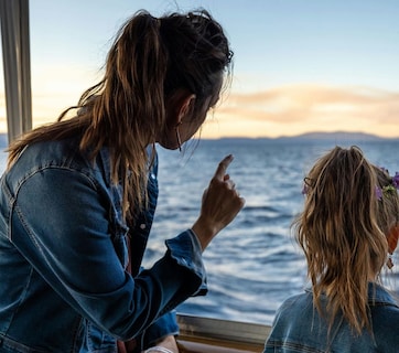 Cruise Boat Safety: क्रुझ ट्रीपला जाताय? लहान मुलांची काळजी घ्या; 'या' 5 गोष्टी लक्षात ठेवा