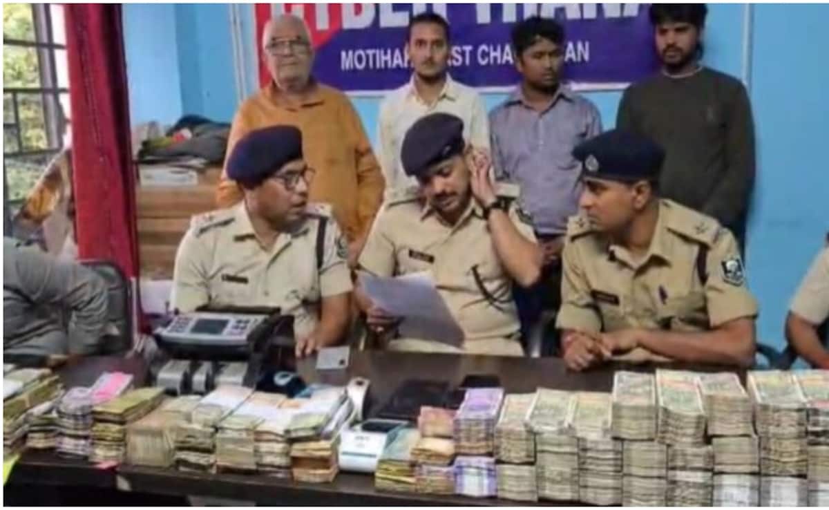 नेपाल के बैंकों में जमा हो रहा भारत में हुई ठगी का पैसा, 69 लाख कैश के साथ बिहार में 6 जालसाज गिरफ्तार
