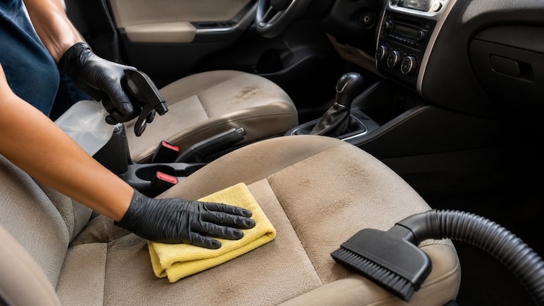 Car Seat Cleaning Tips: कार सीट्स पर पड़े जिद्दी दाग हटाने के घरेलू उपाय, बिना महंगे क्लीनर के ऐसे करें सफाई