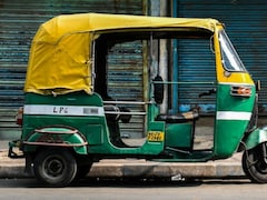 Mathura: दो दोस्तों के साथ ऑटो चालक ने दो नाबालिग बहनों के साथ किया गैंगरेप, दुष्कर्म के बाद उन्हें ट्रेन में बैठाकर भागे आरोपी