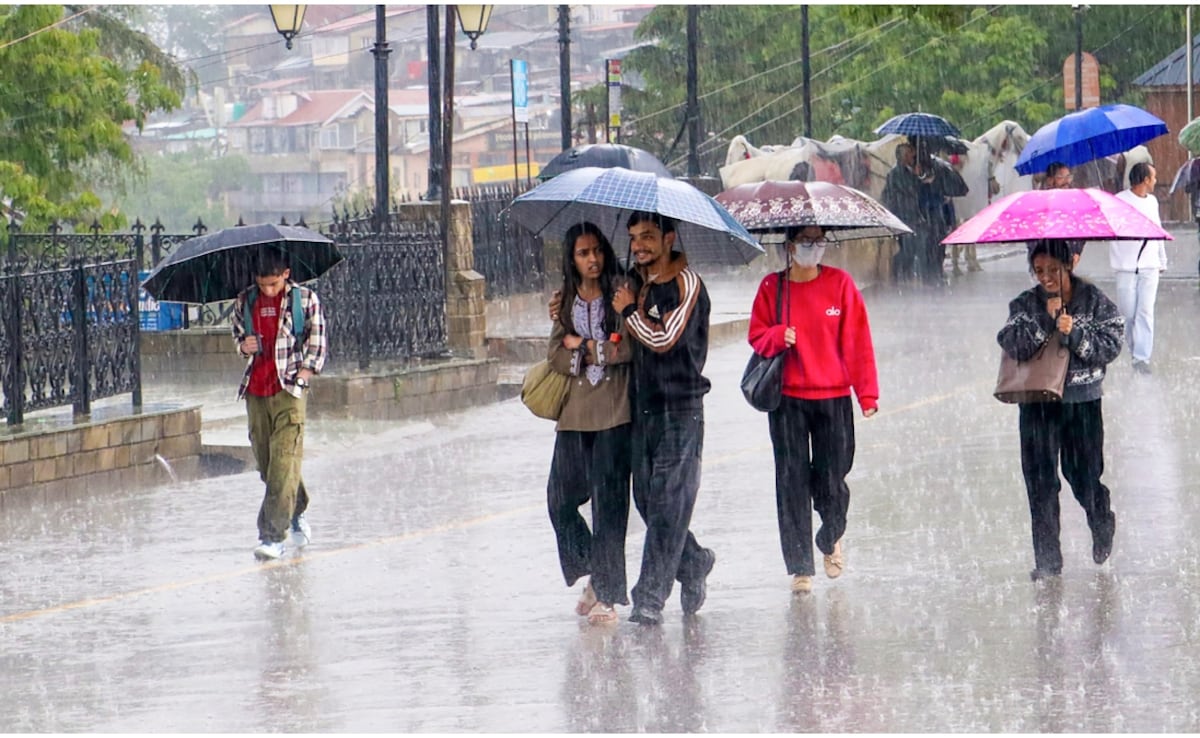 Shimla Weather: शिमला में अचानक बदला मौसम, बारिश में भीगते हुए स्कूल पहुंचे बच्चे; 10 डिग्री तक गिरा तापमान!