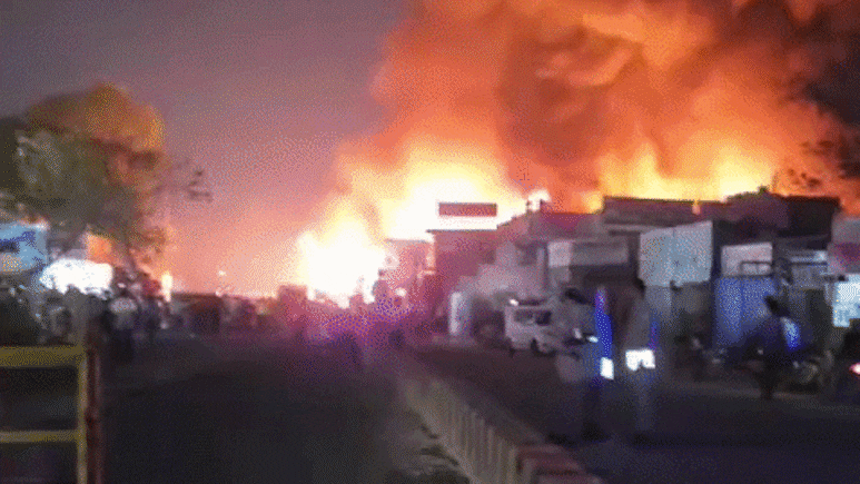 Noida Fire: ग्रेटर नोएडा शाहेबरी फर्नीचर मार्केट और नोएडा सेक्टर-2 फैक्ट्री में लगी आग, आसमान में छाया धुआं&nbsp;
