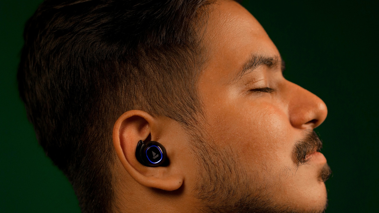 Using earbuds in cafes Using earbuds in cafes