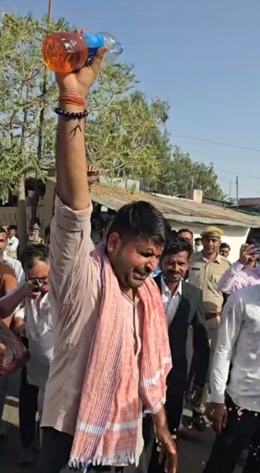 रविंद्र सिंह भाटी ने की आत्मदाह की कोशिश रविंद्र सिंह भाटी ने की आत्मदाह की कोशिश