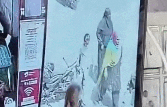 VIDEO: कार ने तीन बच्चों समेत पांच को उड़ाया, महिला की मौत, CCTV में कैद खौफनाक मंजर