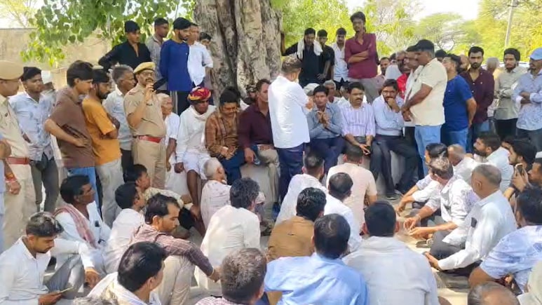 उदयपुर में बिजली विभाग की लापरवाही ने ली लाइनमैन की जान, मुआवजे और कार्रवाई की मांग को लेकर 5 घंटे चला धरना