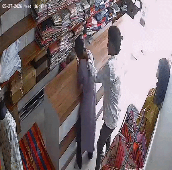 Video: बाल खींचकर जमीन पर घसीटा, लात-घूंसे और थप्पड़ बरसाए... लड़की के साथ बॉयफ्रेंड की हैवानियत