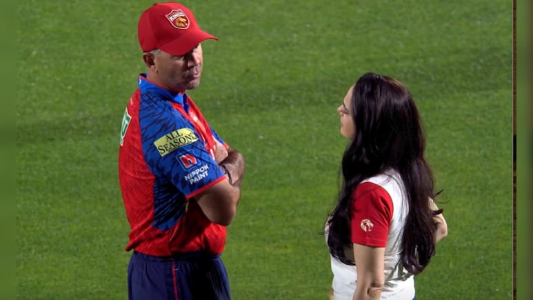 IPL 2026: MI के हाथों PBKS की हार के बाद प्रीति जिंटा और रिकी पोंटिंग के बीच तीखी बातचीत, तस्वीर वायरल
