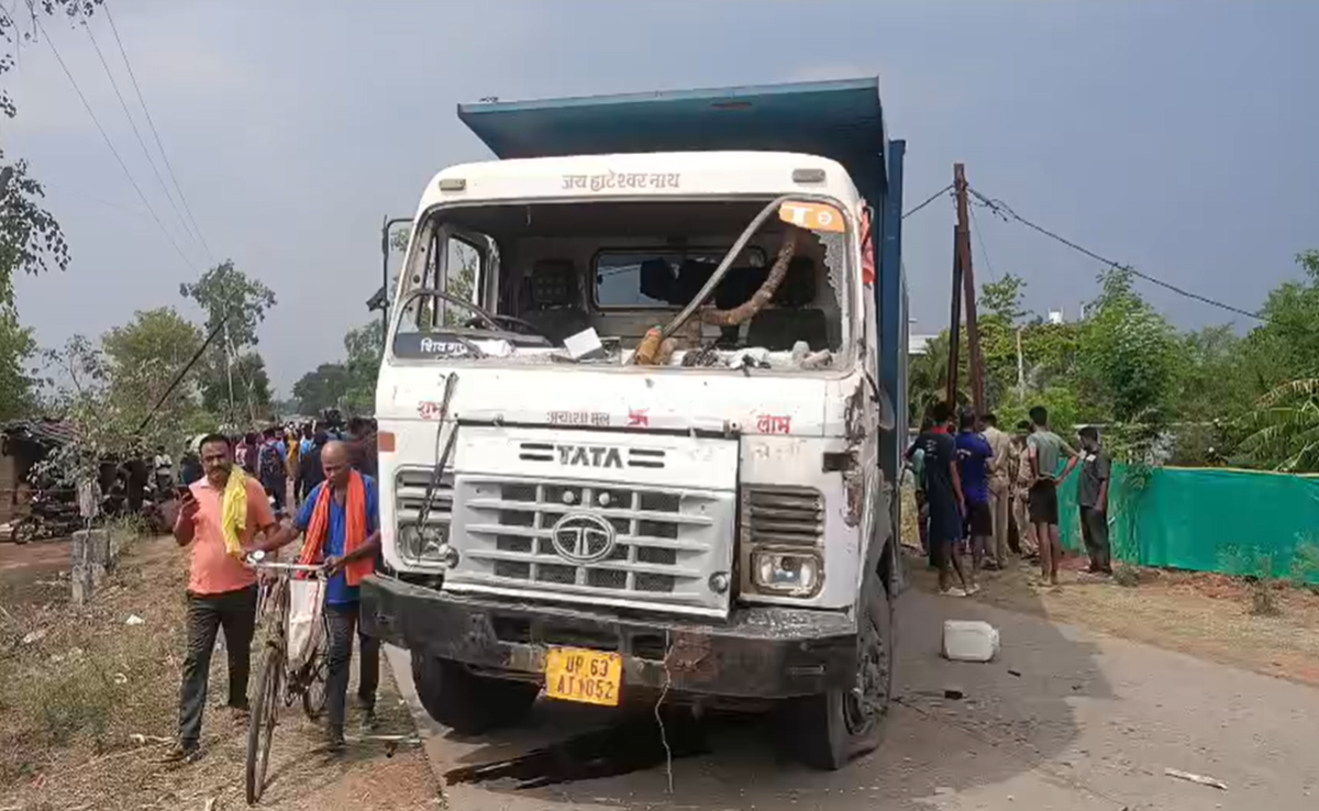 बेटे को बचाने में मां की मौत; मऊगंज में दर्दनाक हादसा, 100 मीटर तक घसीटता रहा हाइवा, ग्रामीणों का प्रदर्शन