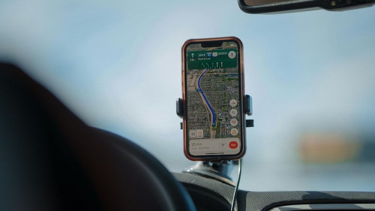 ट्रैवल को आसान और मजेदार बनाते हैं ये Magnetic Phone Holders, मिल रहे हैं केवल ₹1000 के अंदर